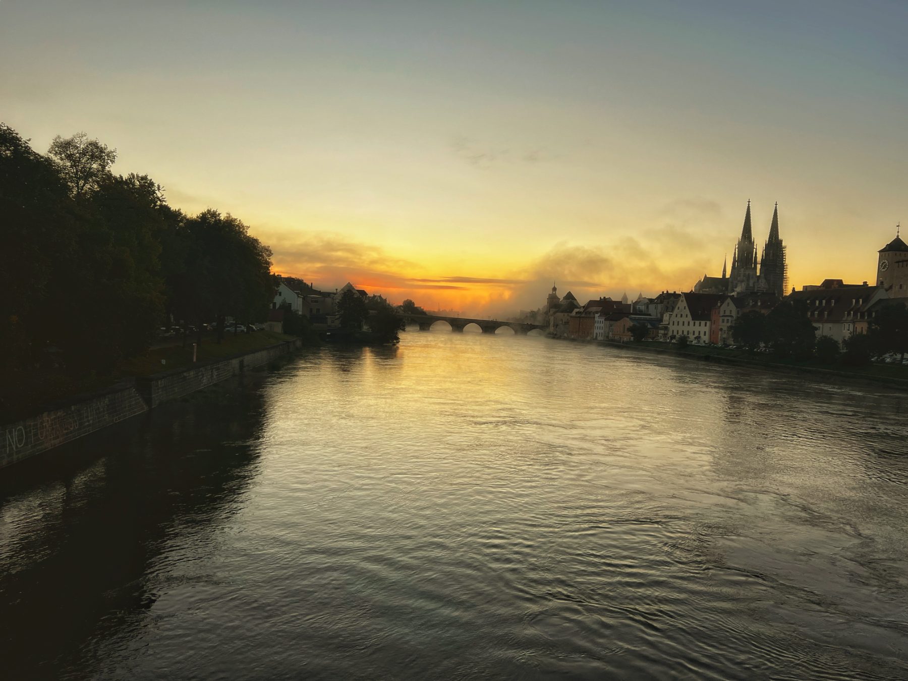 Blick über die Donau auf die Regensburger Altstadt und den Dom im Morgenlicht